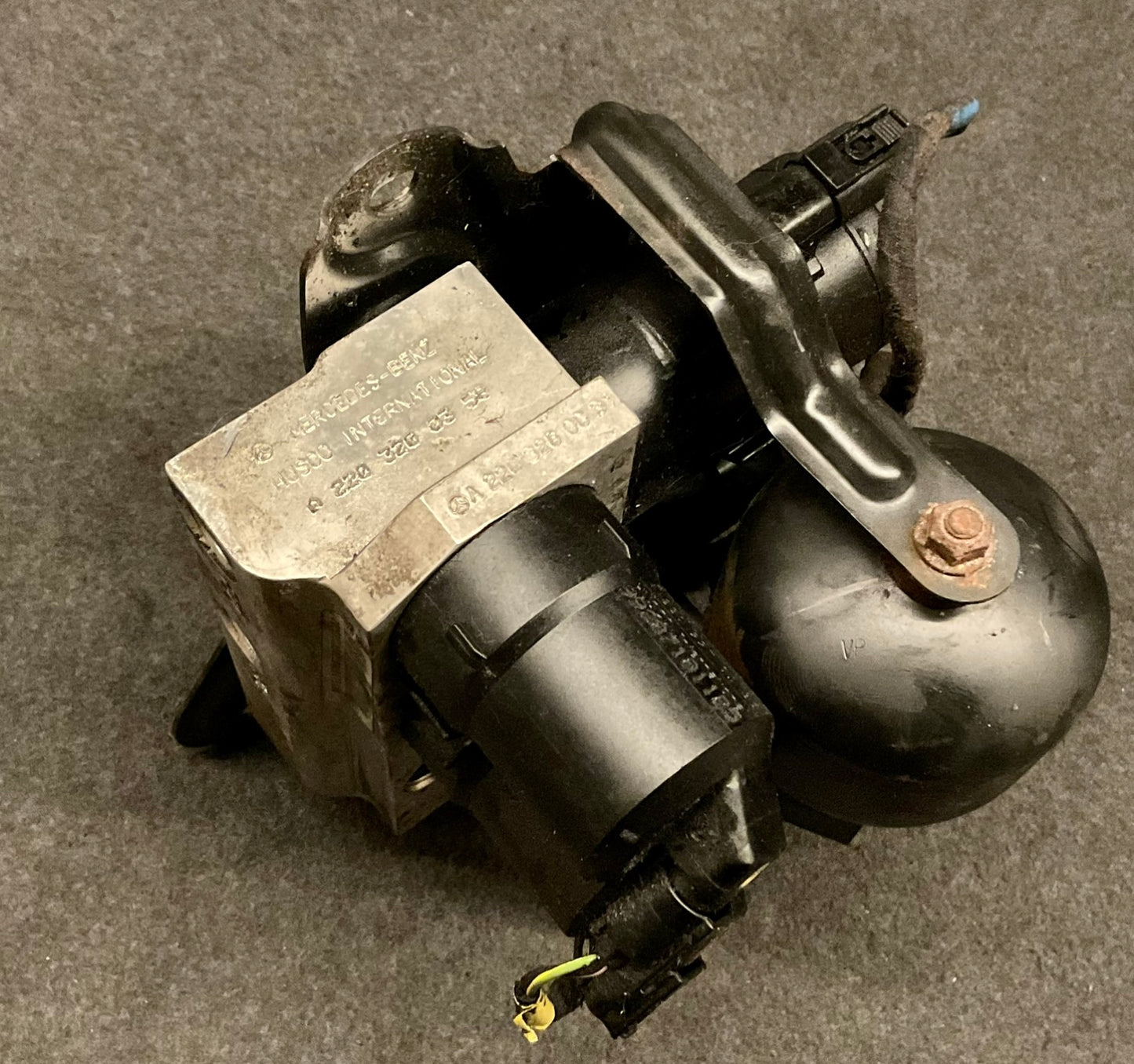 OEM Used Mercedes S/SL-class W220/R230 hydraulic suspension valve block A2203280358