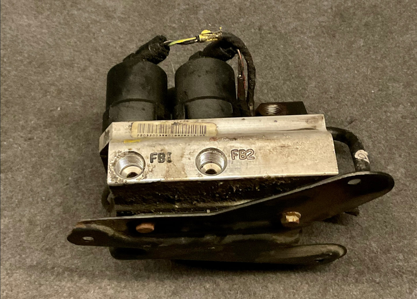 OEM Used Mercedes S/SL-class W220/R230 hydraulic suspension valve block A2203280358
