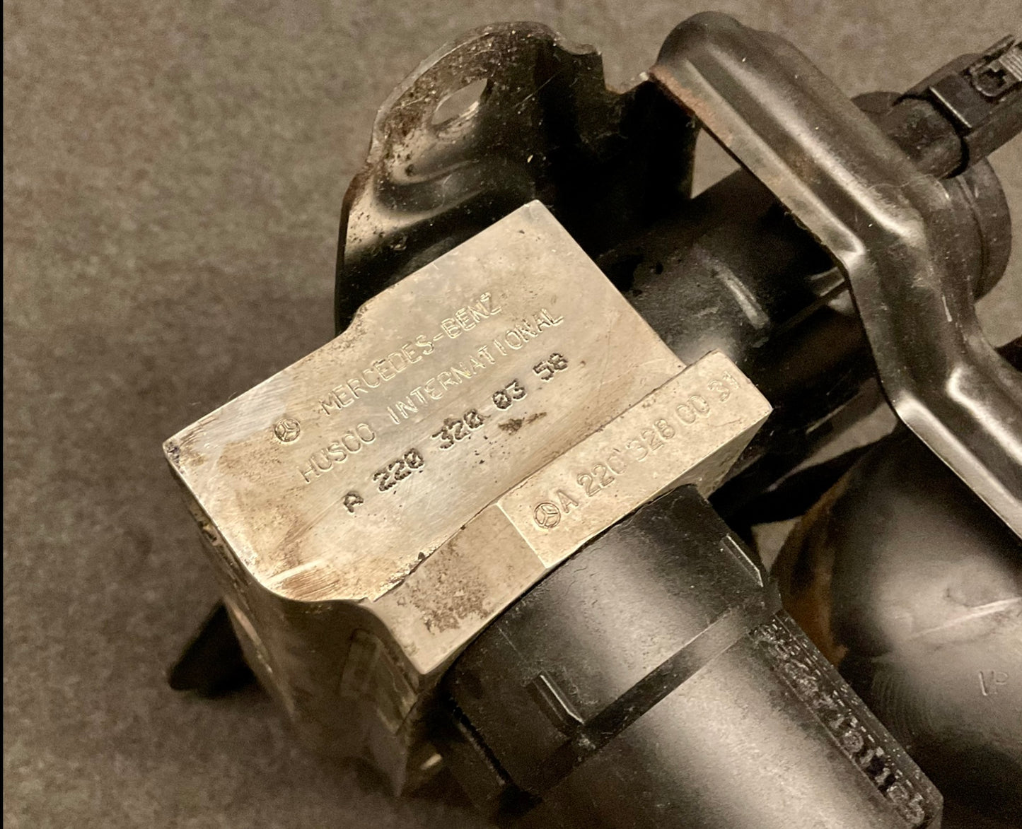 OEM Used Mercedes S/SL-class W220/R230 hydraulic suspension valve block A2203280358