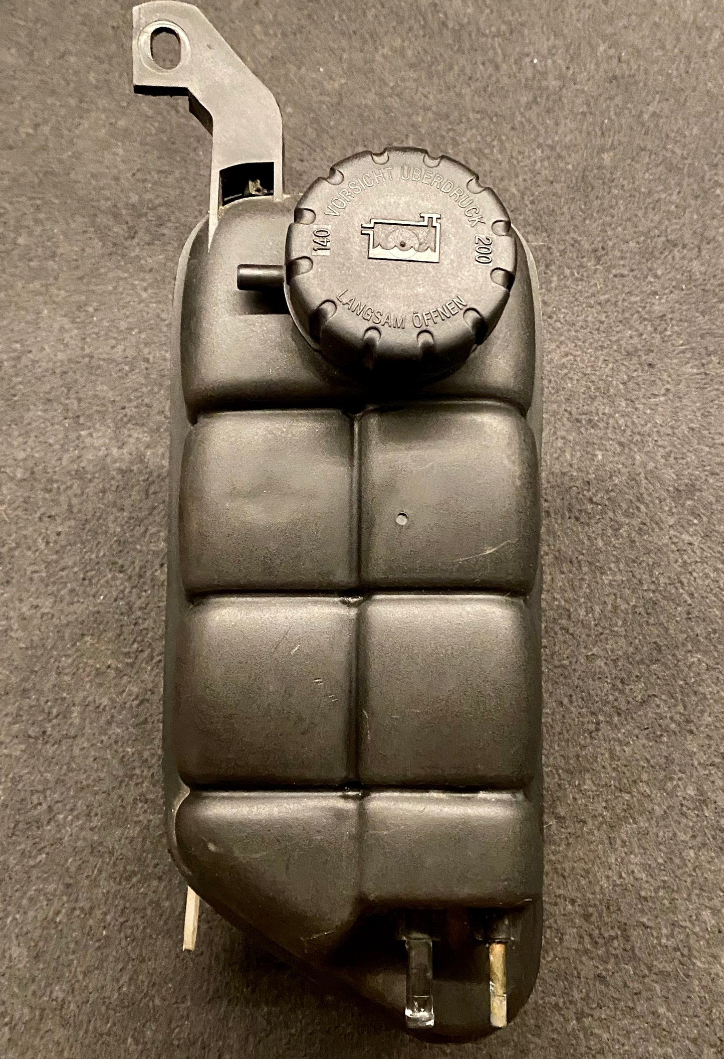 Mercedes S/CL-class W220/c215 S600 CL600 coolant/anti freeze extension tank A2205000049