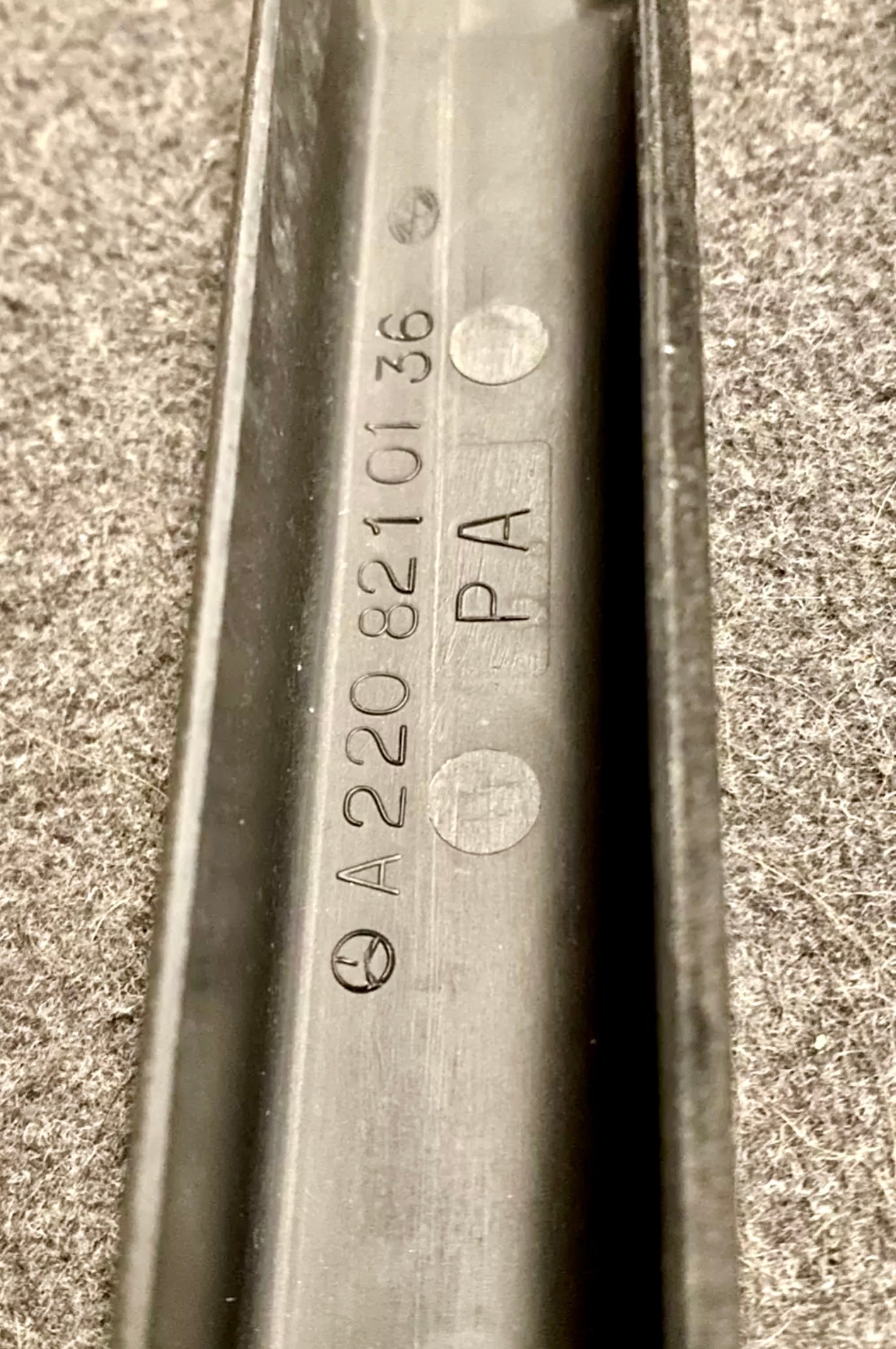 Mercedes S/CL-class W220/C215 trunk hinge trim cover A2208210236
