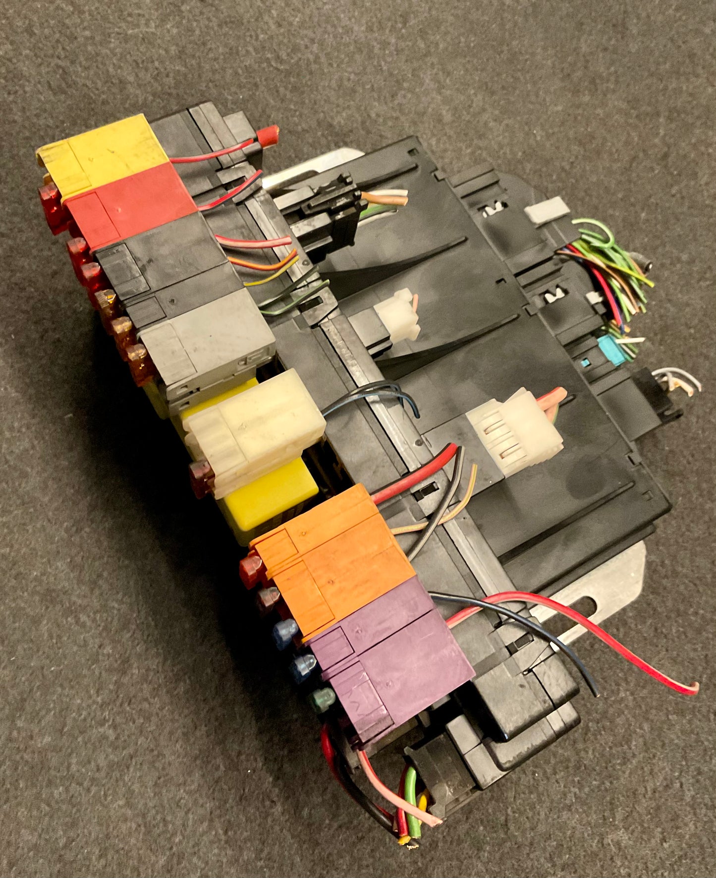 OEM Used Mercedes S/CL-class W220/C215 front left SAM relay/module fuse box A0285459832
